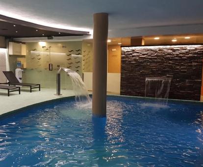 Foto de la piscina interior del hotel disponible todo el año.