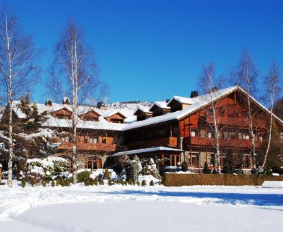 Hermoso edificio de este hotel rural en un bello paisaje nevado.