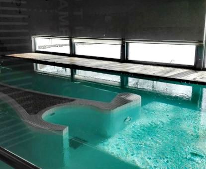 Foto de la acogedora piscina con elementos de hidroterapia del spa.