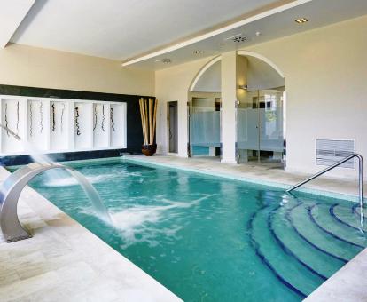 Foto del spa con piscina de hidroterapia.