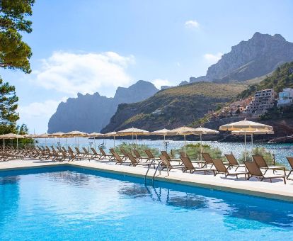 Hermosa zona exterior con piscina y solarium con fabulosas vistas de este hotel romántico.