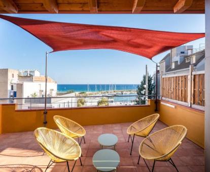 Foto de las instalaciones de este hotel con vistas al mar.