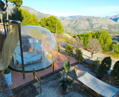 Habitación burbuja con preciosas vistas a las montañas.