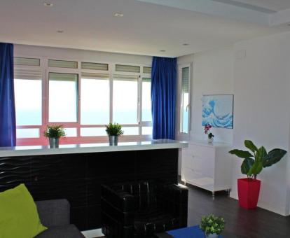 Foto del interior de este luminoso apartamento con vistas al mar.