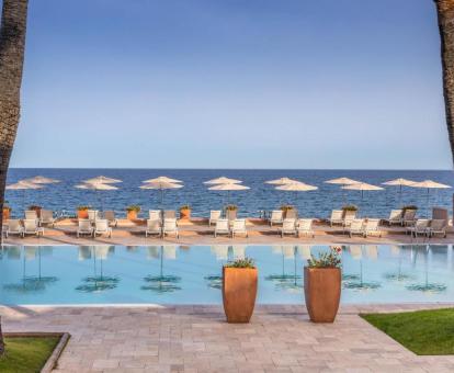 Foto de la piscina con vistas al mar del hotel.