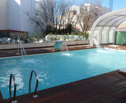 Foto de la piscina al aire libre disponible todo el año del hotel.