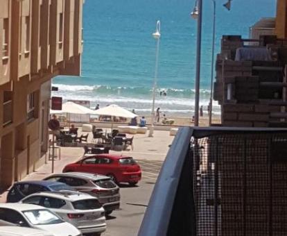 Foto de las instalaciones de este hotel con vistas al mar.