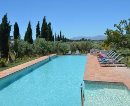 Foto de la piscina al aire libre disponible todo el año de este hotel rural.