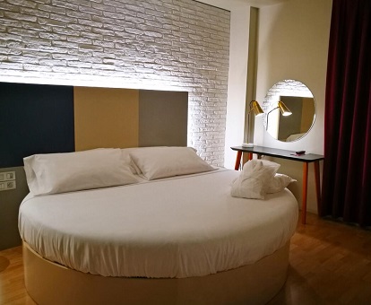 Foto de la habitación para parejas con cama redonda de este hotel céntrico de barcelona donde solo admiten adultos