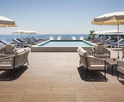 Foto de la piscina al aire libre con terraza con tumbonas y zonas de estar.