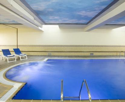 Foto de la piscina cubierta del spa del hotel.