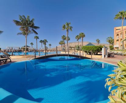 Foto de las piscinas de este hotel con estilo tropical.