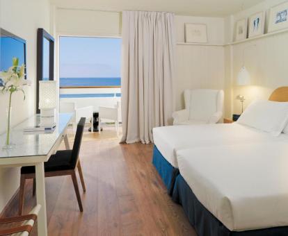 Foto de una de las habitaciones con vistas al mar de este hotel.