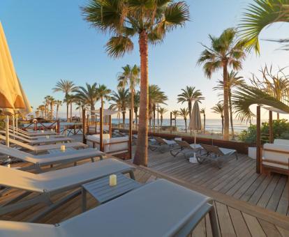 Foto de la terraza solarium con vistas al mar del hotel.