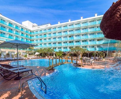 Amplia zona exterior con piscinas con chorros y solarium de este hotel solo para adultos.