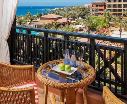 Foto de la terraza con vistas al mar de una de las habitaciones del hotel.