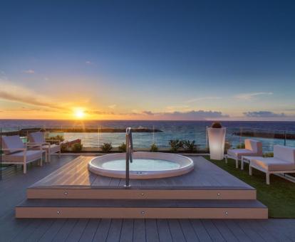 Foto de la terraza con bañera de hidromasaje exterior y solarium con vistas al mar del hotel.