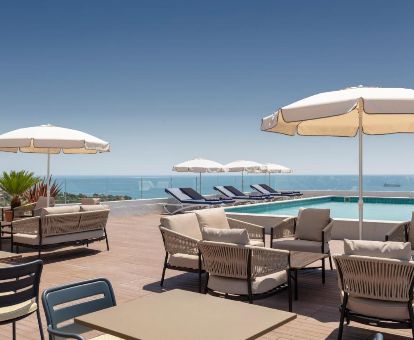 Terraza solarium con piscina exterior y vistas al mar de este moderno hotel.