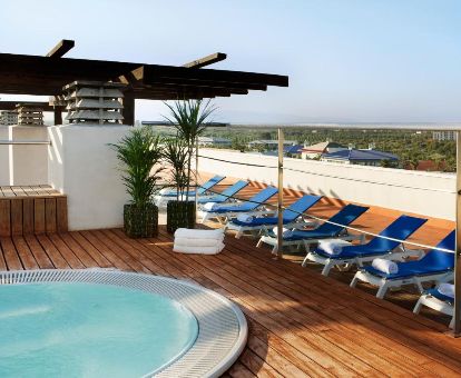 Terraza solarium con jacuzzi y vistas de este hotel ideal para parejas.