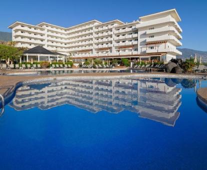 Foto de la piscina al aire libre disponible todo el año de este precioso hotel.