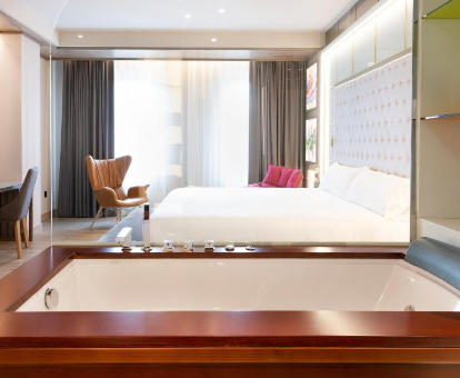 Foto de la habitación con cama extragrande y bañera de hidromasaje