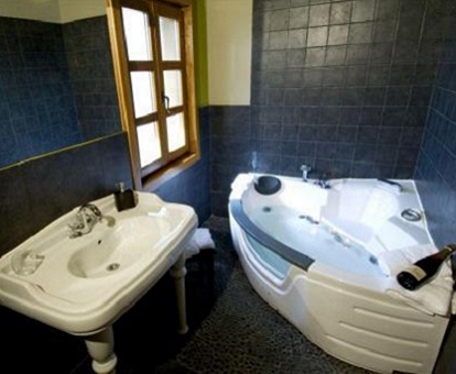 Foto de la bañera de hidromasaje en la habitación doble superior