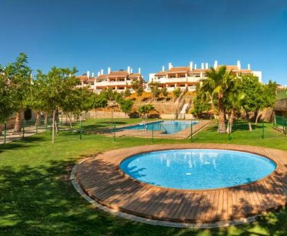 Fabuloso complejo de apartamentos con amplias zonas verdes y piscinas al aire libre.