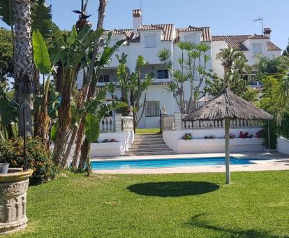 Foto de este establecimiento con vistas al mar y piscina privada.