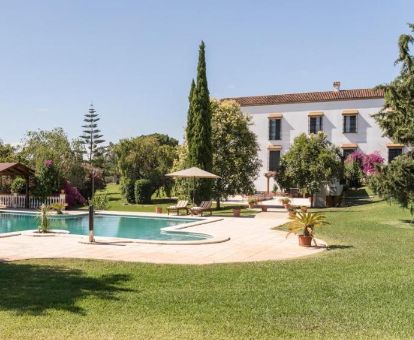 Una de las acogedoras habitaciones con terraza amueblada de este elegante hotel.