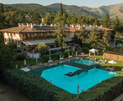Hermosa hacienda que alberga este hotel romántico, rodeado de vegetación con amplia piscina al aire libre.