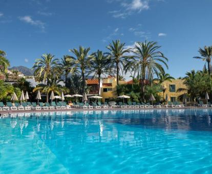 Foto de la piscina al aire libre disponible todo el año de este hotel.
