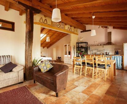 Interior de uno de los acogedores apartamentos tradicionales de este complejo rural.