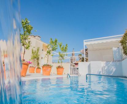 Foto de la piscina al aire libre disponible todo el año de este hotel.