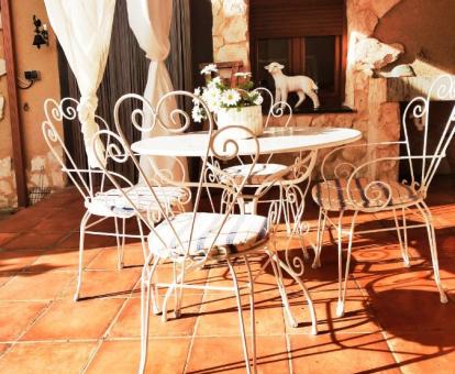 Foto de la terraza de esta casa rural con bañera de hidromasaje privada.