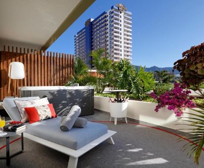 Fabulosa terraza con mobiliario y jacuzzi privado de la Suite Estudio Amplified del hotel.