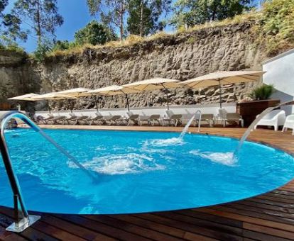 Foto de la piscina con chorros de hidroterapia al aire libre del spa.