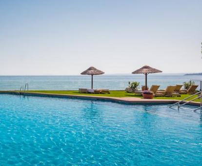 Foto de la piscina al aire libre con impresionantes vistas al mar.