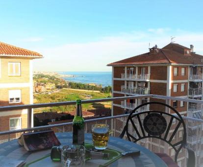 Foto de las instalaciones de este apartamento con vistas al mar.