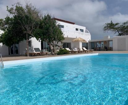 Foto de la piscina al aire libre disponible todo el año de este alojamiento.