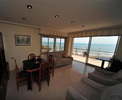 Foto de las instalaciones de este hotel con vistas al mar.