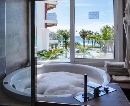 Foto de la bañera de hidromasajes con vistas al exterior de la Suite Junior del hotel.