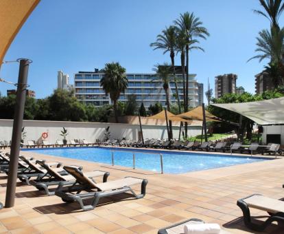 Foto de la piscina al aire libre disponible todo el año de este alojamiento.