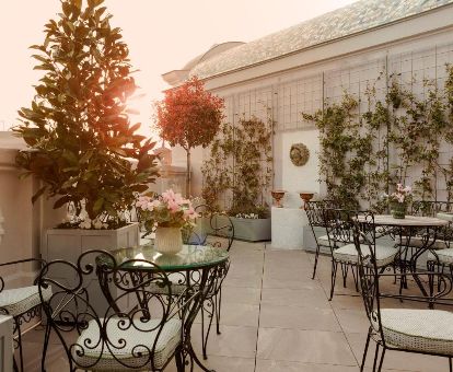 Romántica terraza con comedores exteriores de este hermoso hotel para parejas.