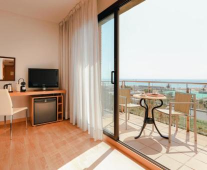 Foto de las instalaciones de este hotel con vistas al mar.