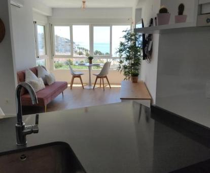 Foto de las instalaciones de este apartamento con vistas al mar.