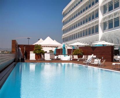 Foto de la piscina al aire libre del hotel.