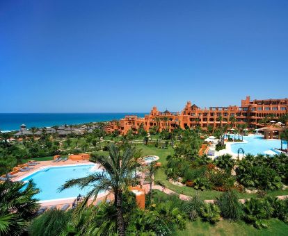 Espectacular hotel junto al mar con grandes jardines y piscinas al aire libre.