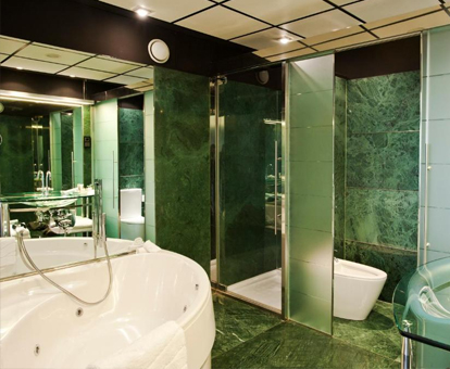 Foto de la bañera con hisdromasaje de la habitación Hilton Relaxation del Hotel Hilton Madrid Airport