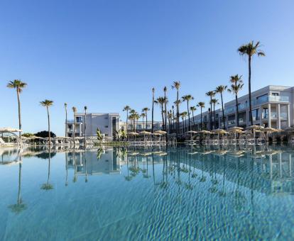 Foto de la amplia piscina del hotel.