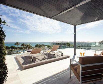 Foto de la terraza de la Habitación Doble Deluxe con vistas al mar.